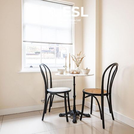 Elegant Apartment On Historic Cobbled High St Shrewsbury Town Centre Exterior foto